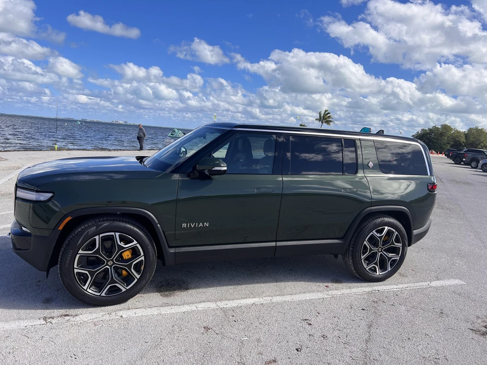 2022 Rivian R1S - Image 8 of 31