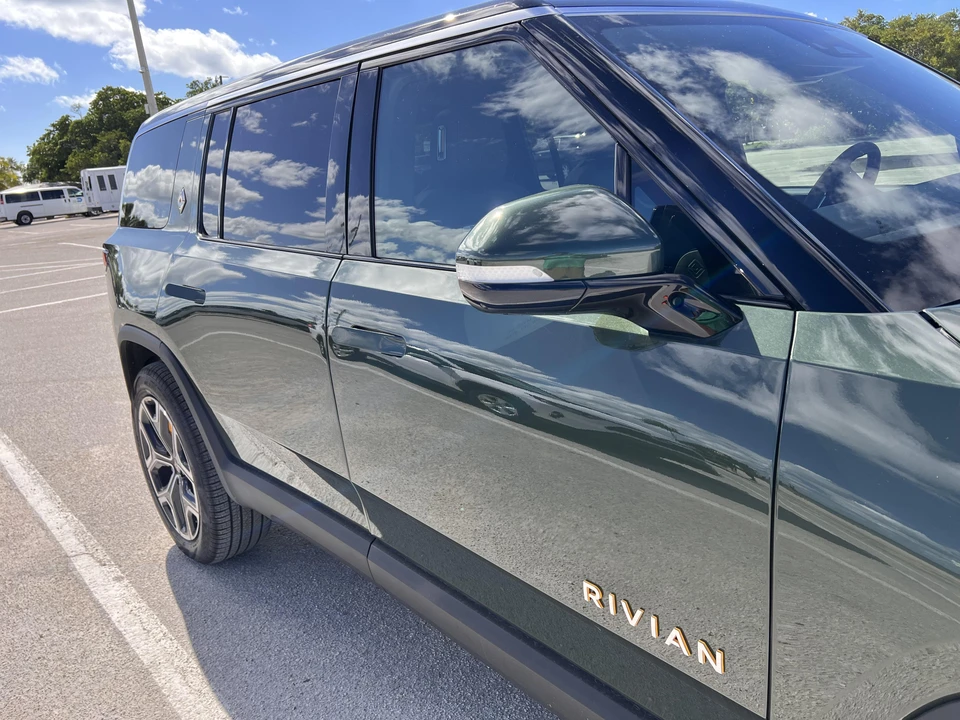 2022 Rivian R1S - Image 24 of 31