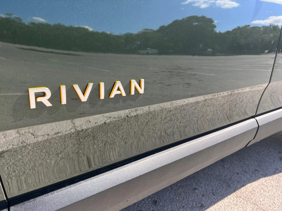 2022 Rivian R1S - Image 18 of 31