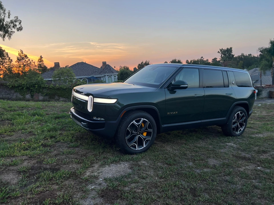 2022 Rivian R1S - Image 7 of 31
