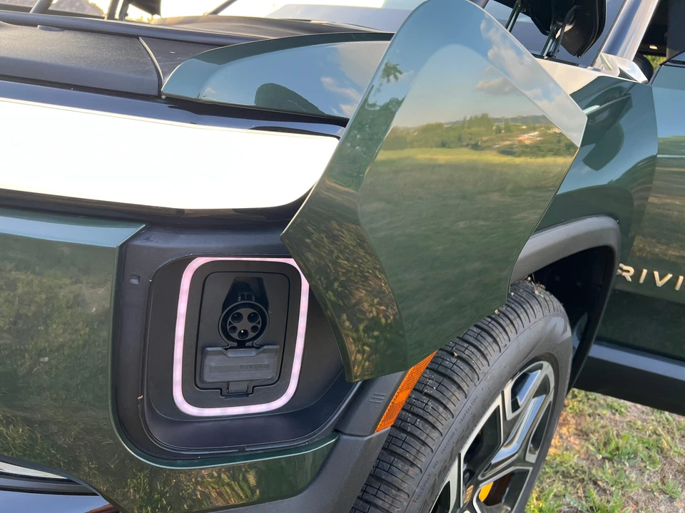 2022 Rivian R1S - Image 18 of 31