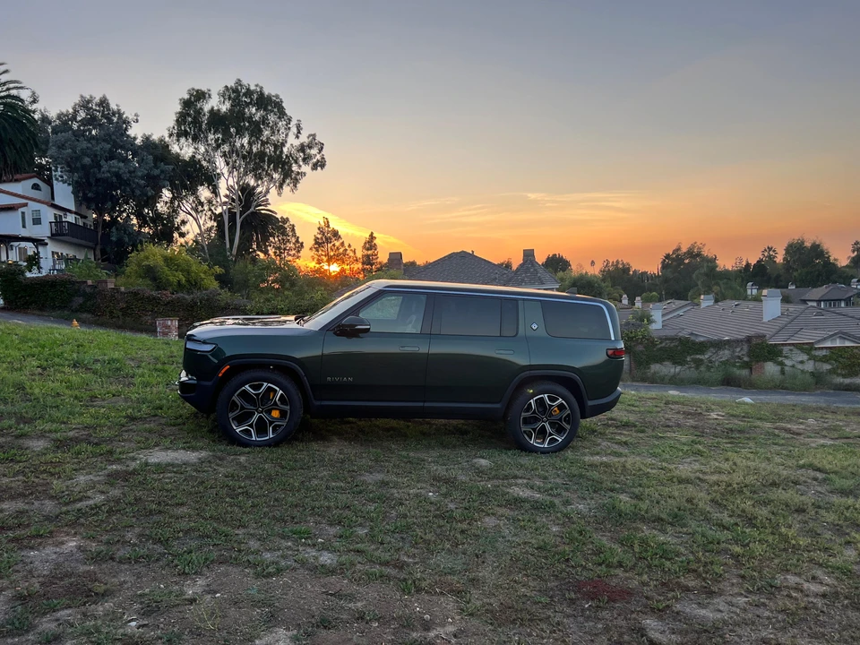 2022 Rivian R1S - Image 9 of 31