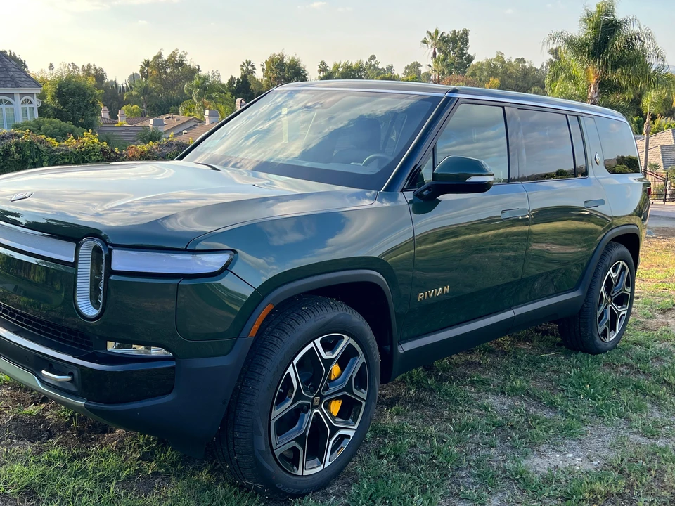 2022 Rivian R1S - Image 17 of 31