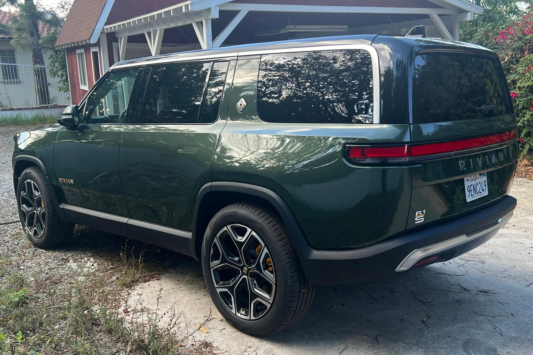 2022 Rivian R1S - Image 4 of 31