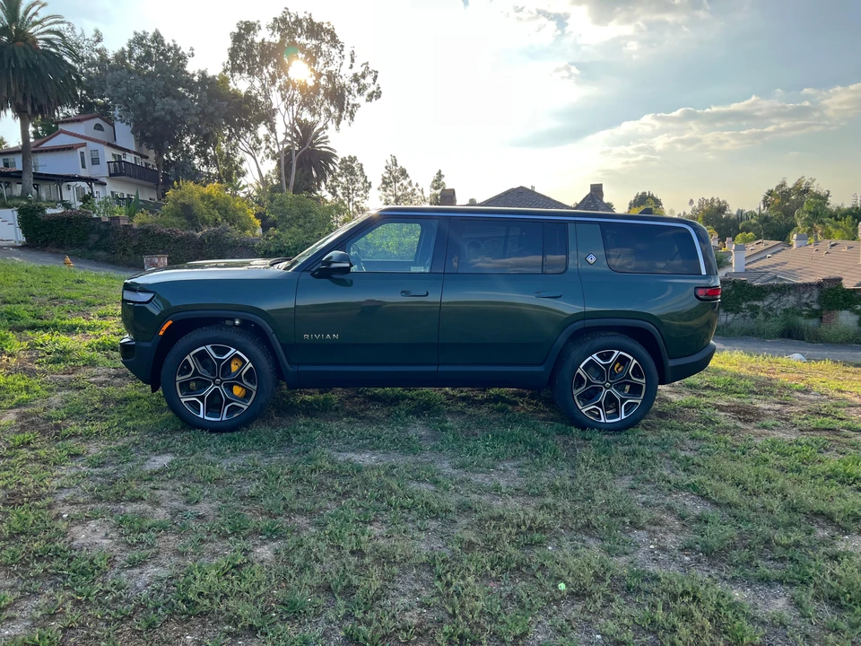 2022 Rivian R1S - Image 8 of 31