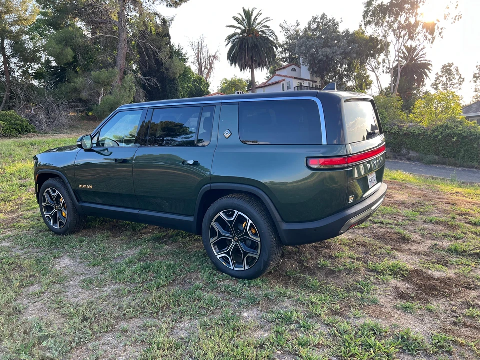 2022 Rivian R1S - Image 10 of 31