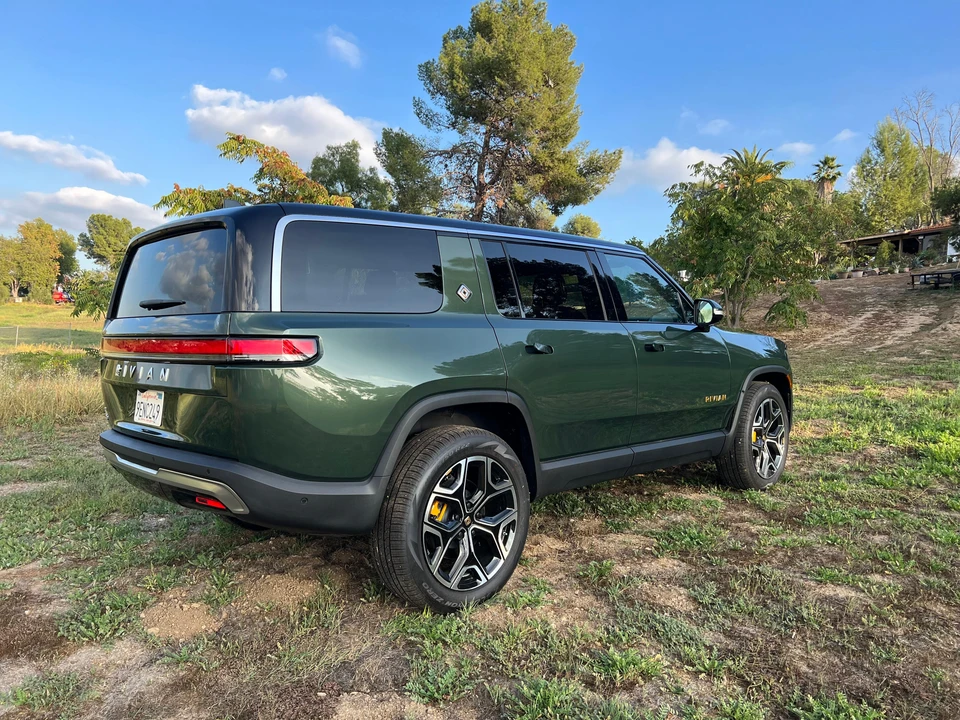 2022 Rivian R1S - Image 12 of 31
