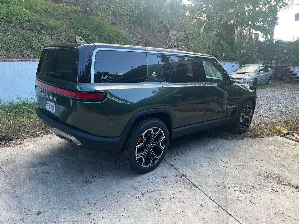 2022 Rivian R1S - Image 11 of 31
