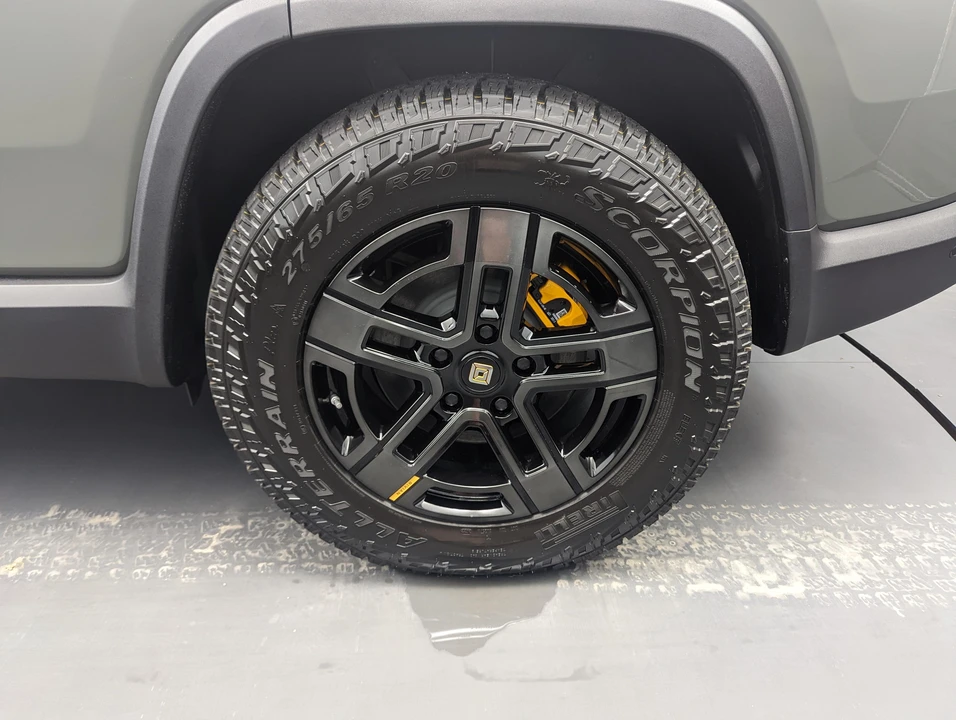 2022 Rivian R1S - Image 10 of 11