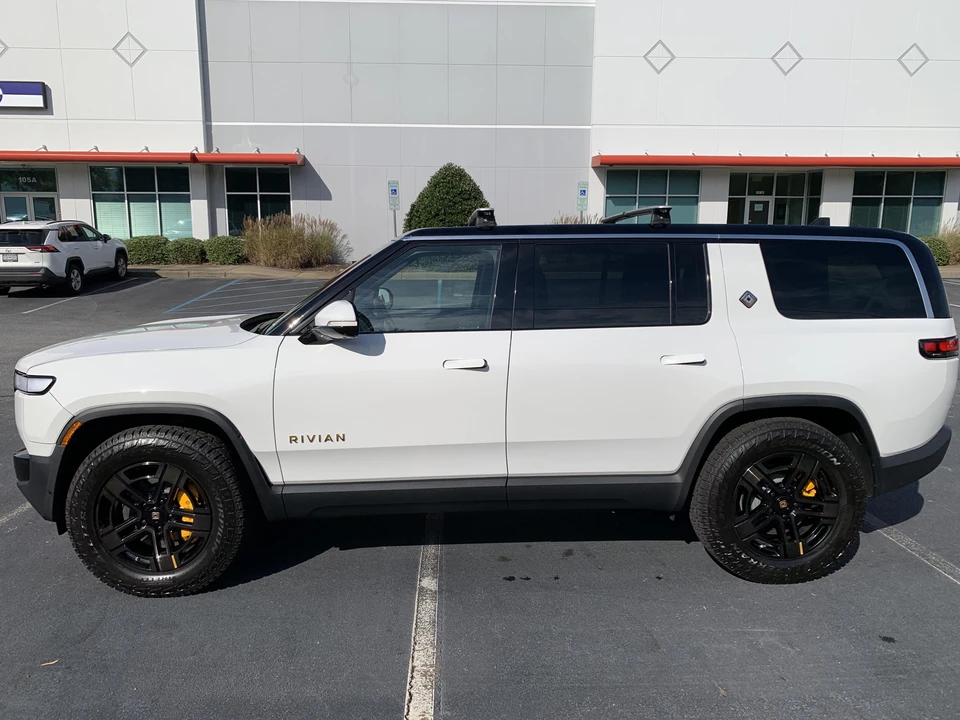2022 Rivian R1S - Image 9 of 31