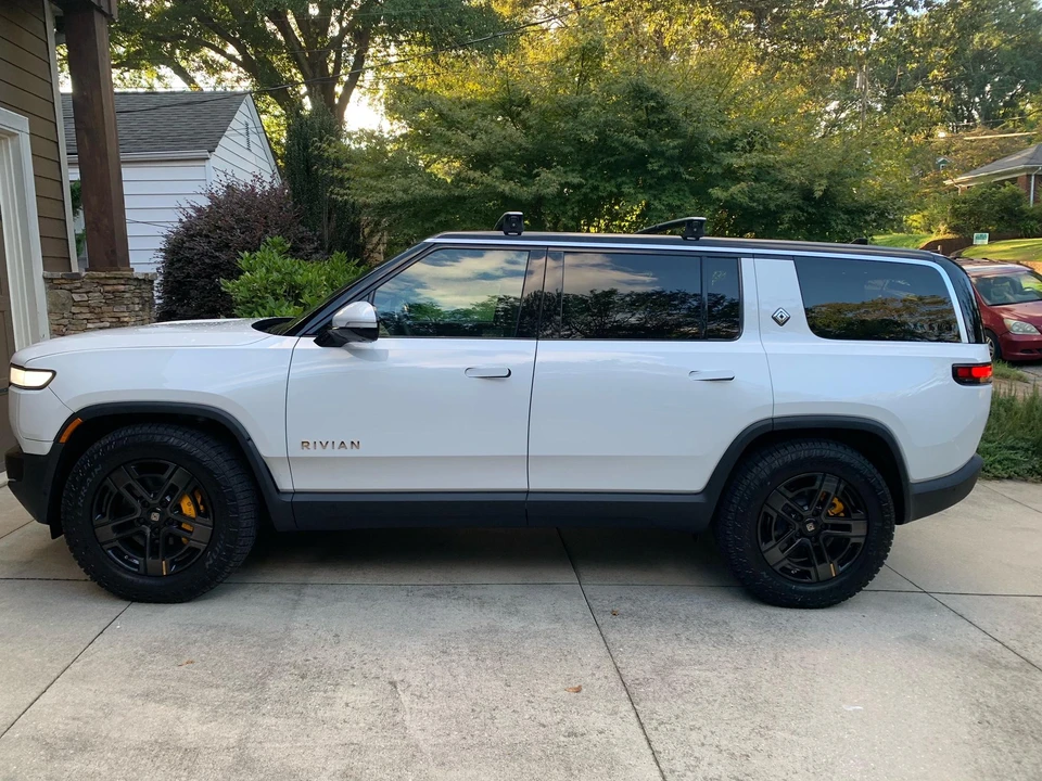 2022 Rivian R1S - Image 10 of 31