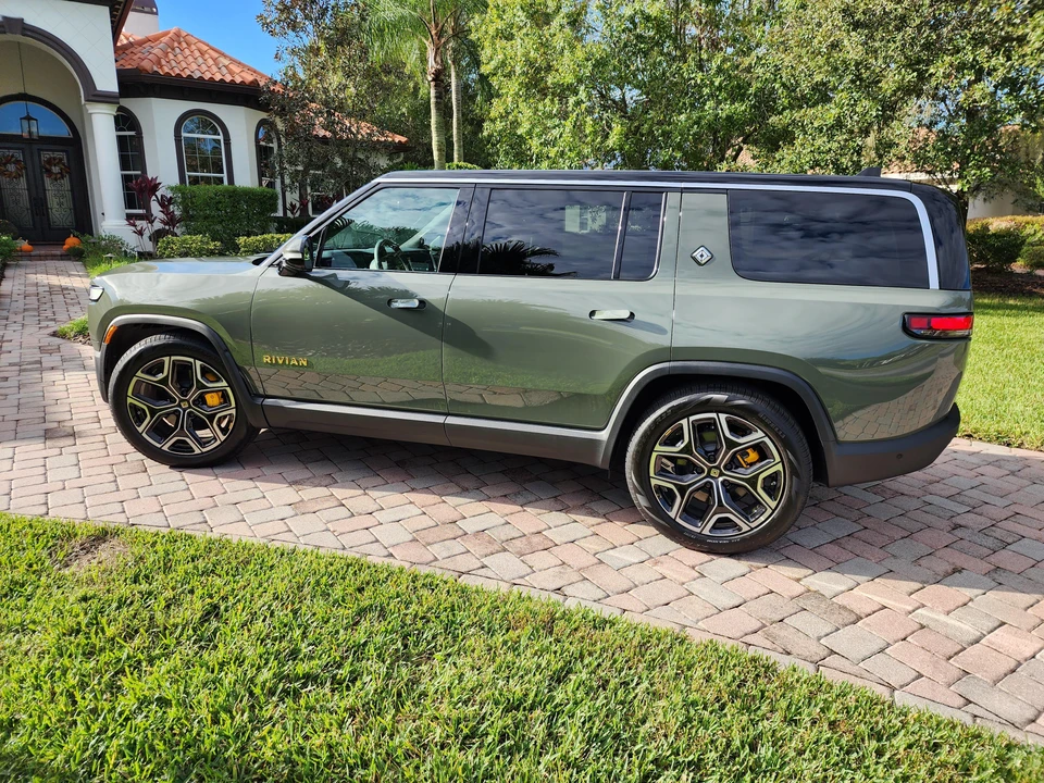 2022 Rivian R1S - Image 17 of 31