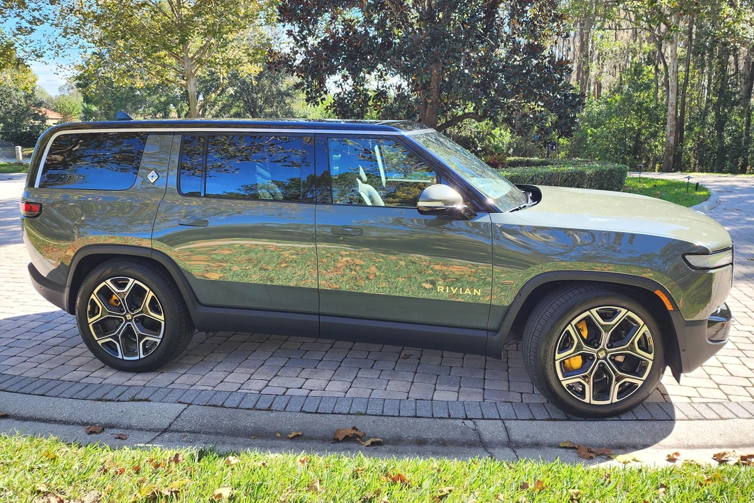 2022 Rivian R1S - Image 3 of 31