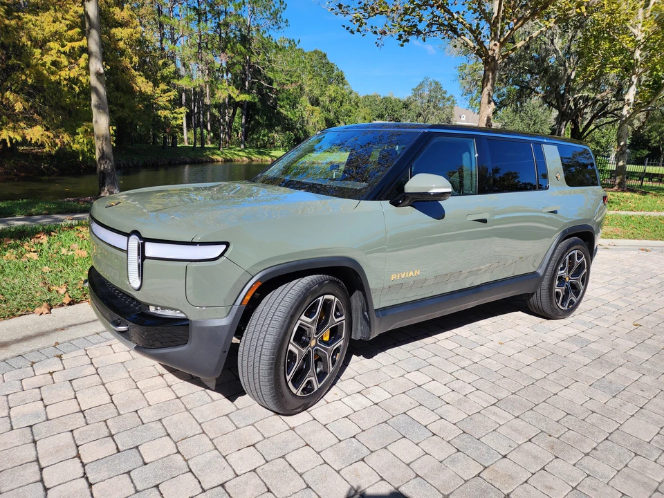 2022 Rivian R1S - Image 12 of 31