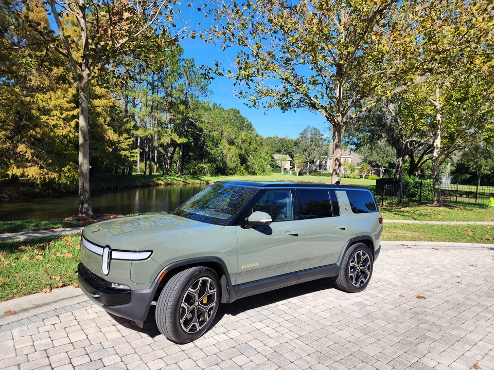 2022 Rivian R1S - Image 11 of 31