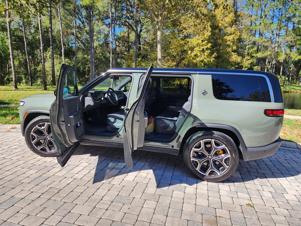 2022 Rivian R1S - Image 18 of 31
