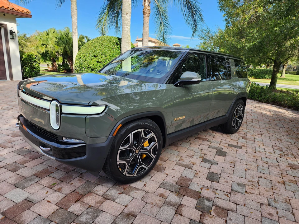 2022 Rivian R1S - Image 10 of 31