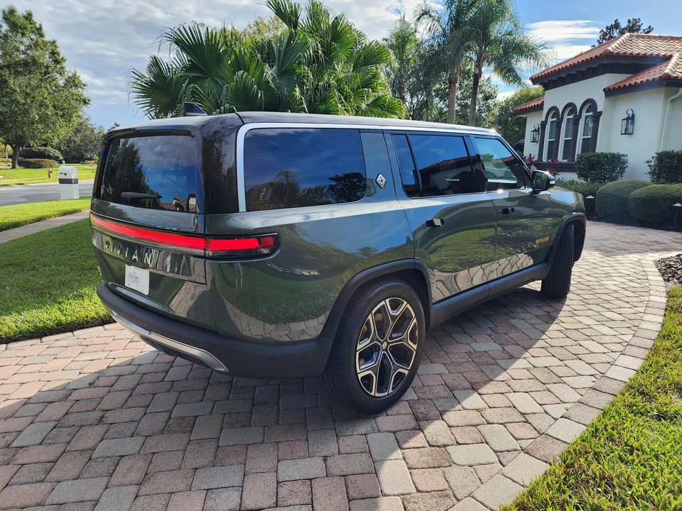 2022 Rivian R1S - Image 29 of 31