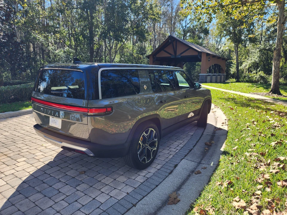 2022 Rivian R1S - Image 28 of 31