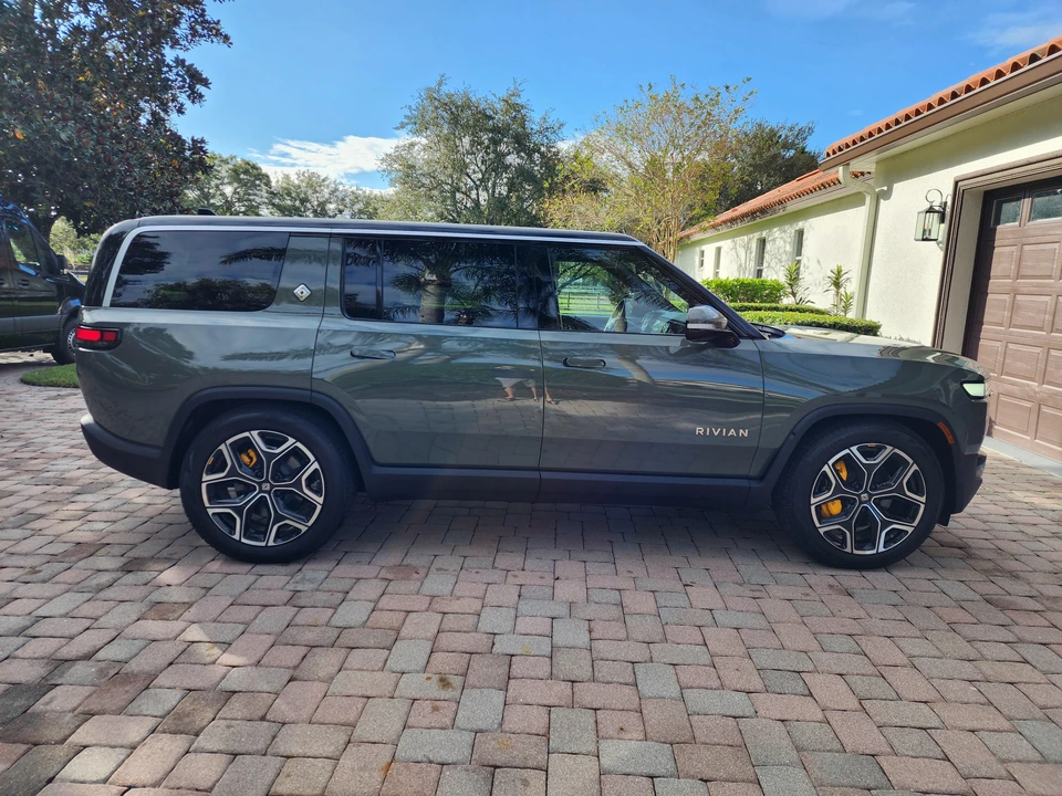 2022 Rivian R1S - Image 30 of 31