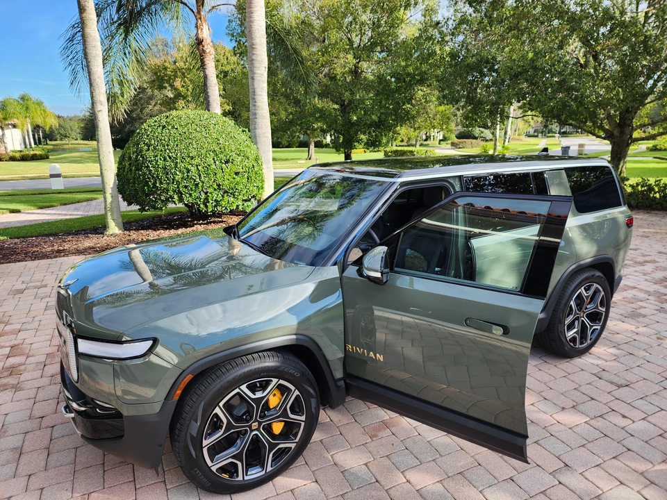 2022 Rivian R1S - Image 15 of 31