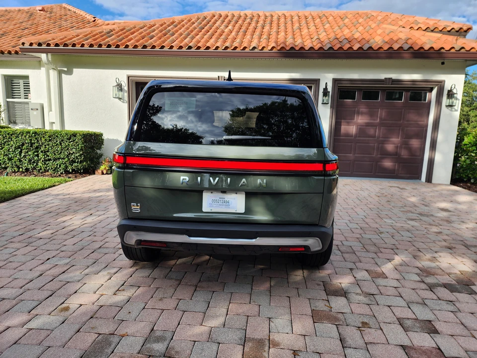 2022 Rivian R1S - Image 24 of 31