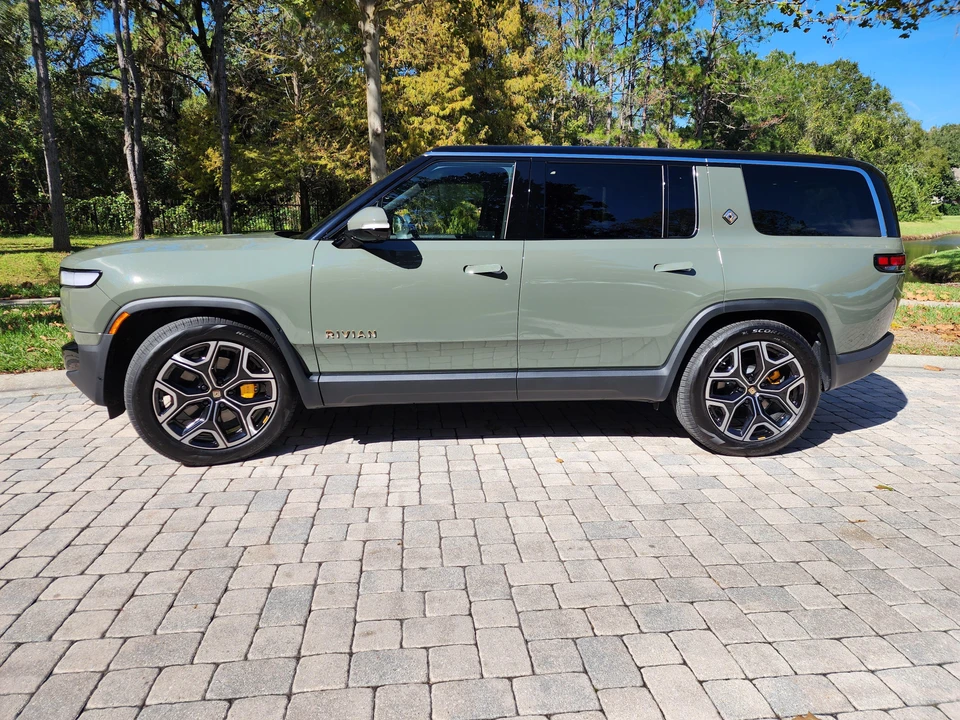2022 Rivian R1S - Image 16 of 31