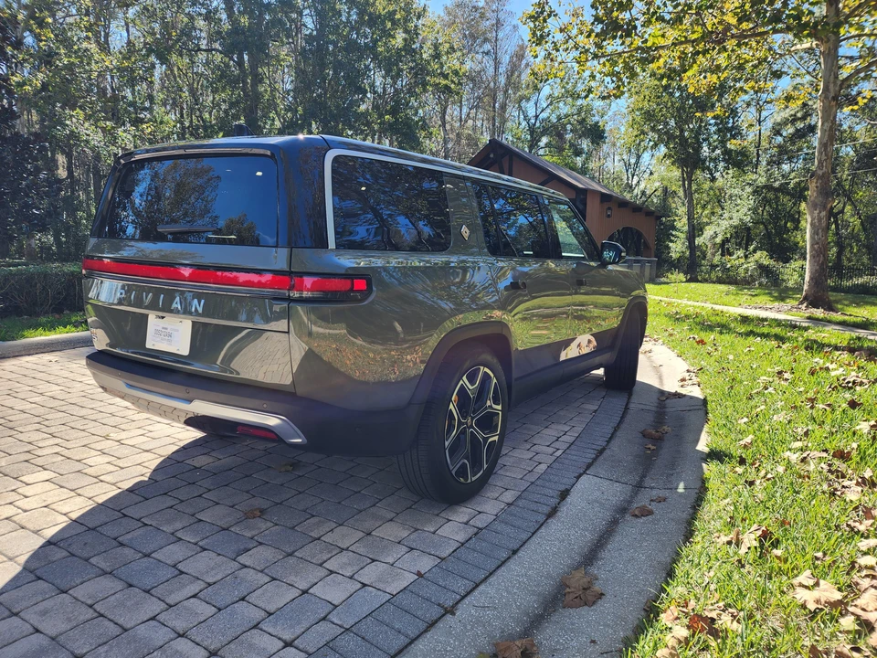 2022 Rivian R1S - Image 26 of 31