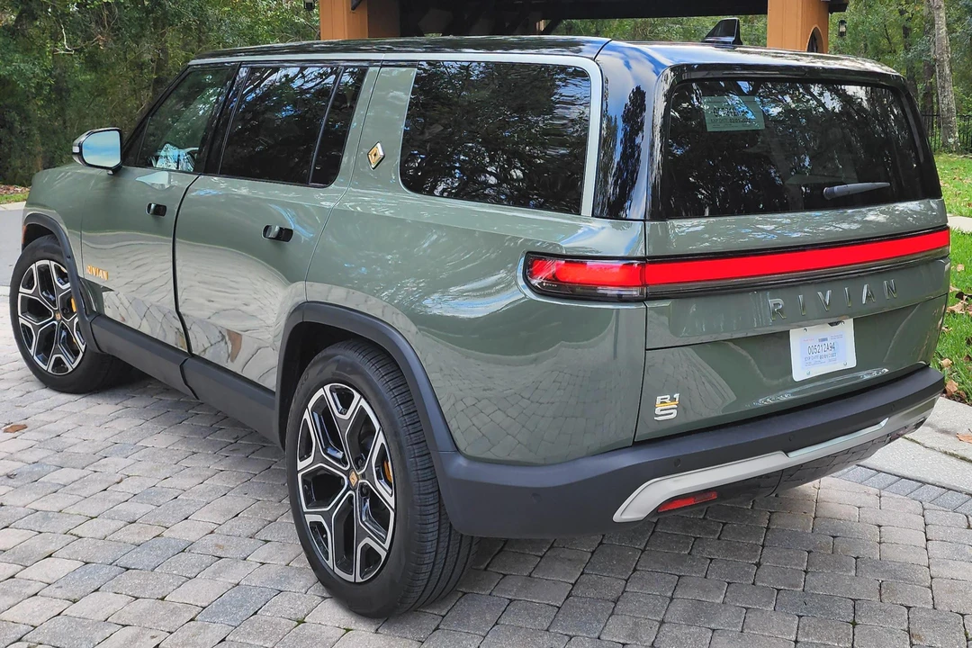 2022 Rivian R1S - Image 4 of 31