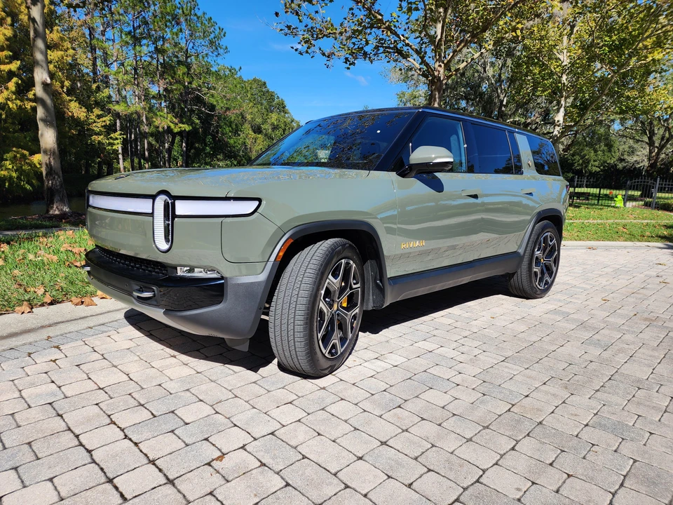2022 Rivian R1S - Image 9 of 31