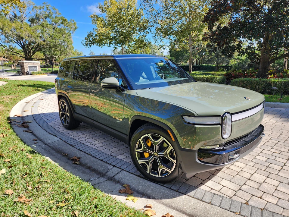 2022 Rivian R1S - Image 31 of 31