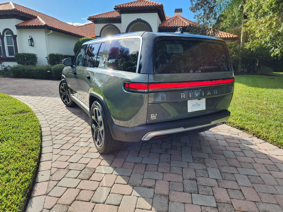2022 Rivian R1S - Image 22 of 31