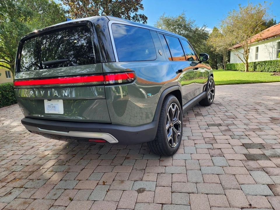 2022 Rivian R1S - Image 25 of 31