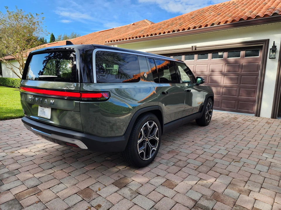 2022 Rivian R1S - Image 27 of 31