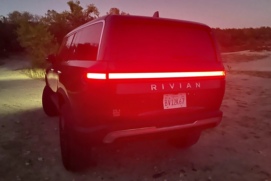 2022 Rivian R1S - Image 12 of 14
