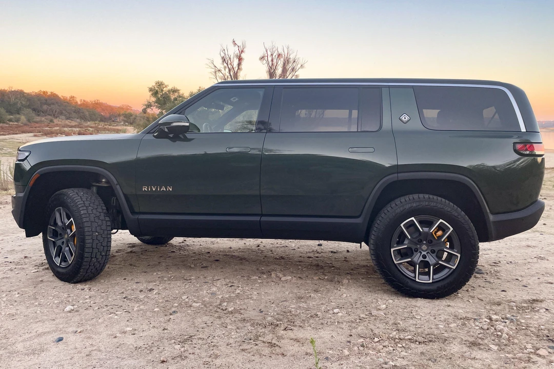 2022 Rivian R1S - Image 7 of 14