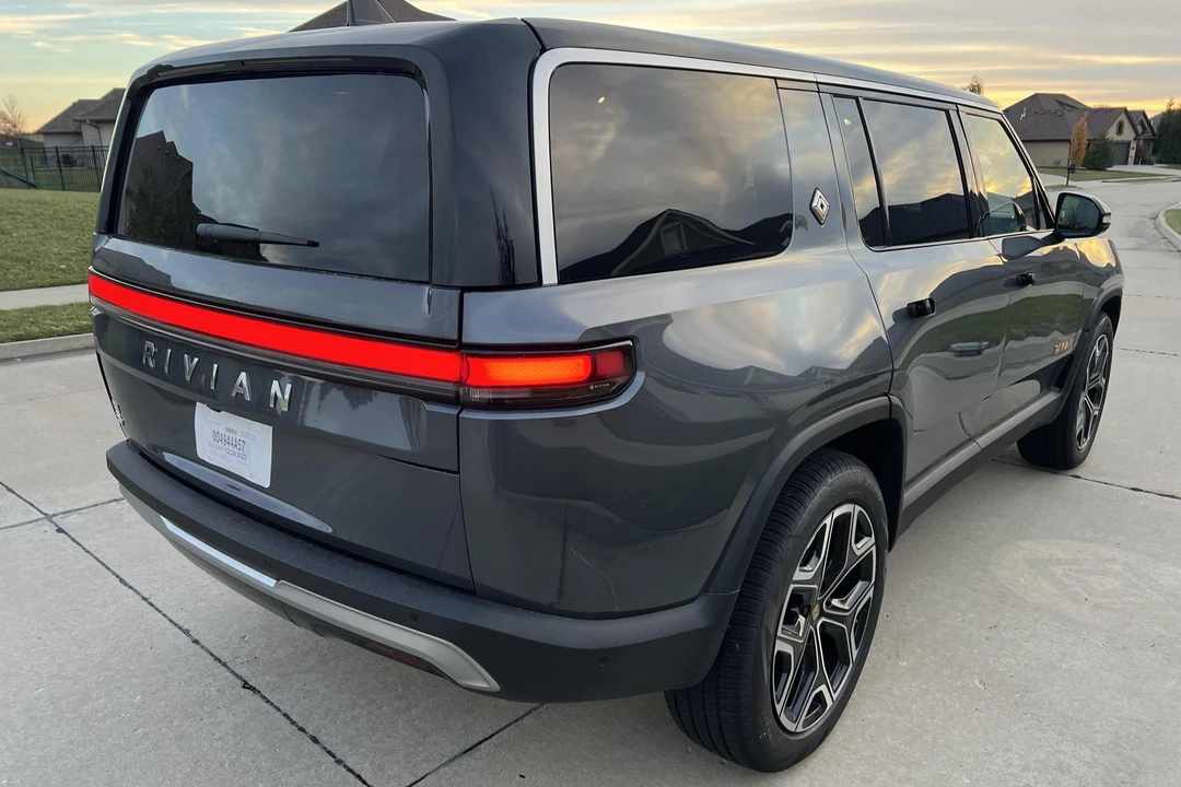 2022 Rivian R1S - Image 4 of 13