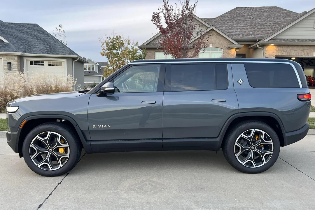 2022 Rivian R1S - Image 3 of 13