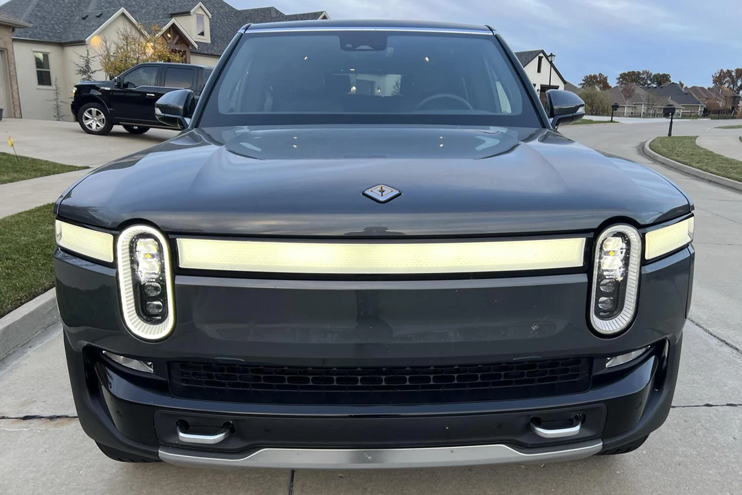2022 Rivian R1S - Image 2 of 13
