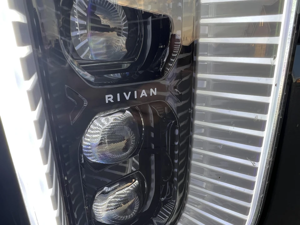 2022 Rivian R1S - Image 7 of 13