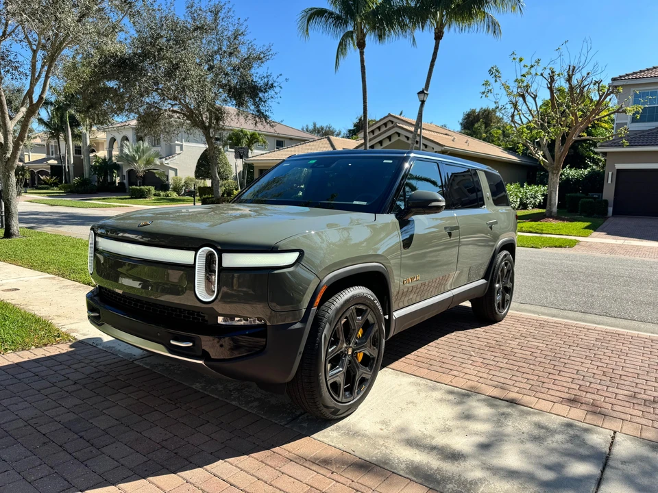 2022 Rivian R1S - Image 8 of 31