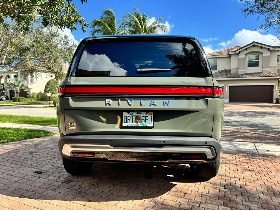 2022 Rivian R1S - Image 15 of 31