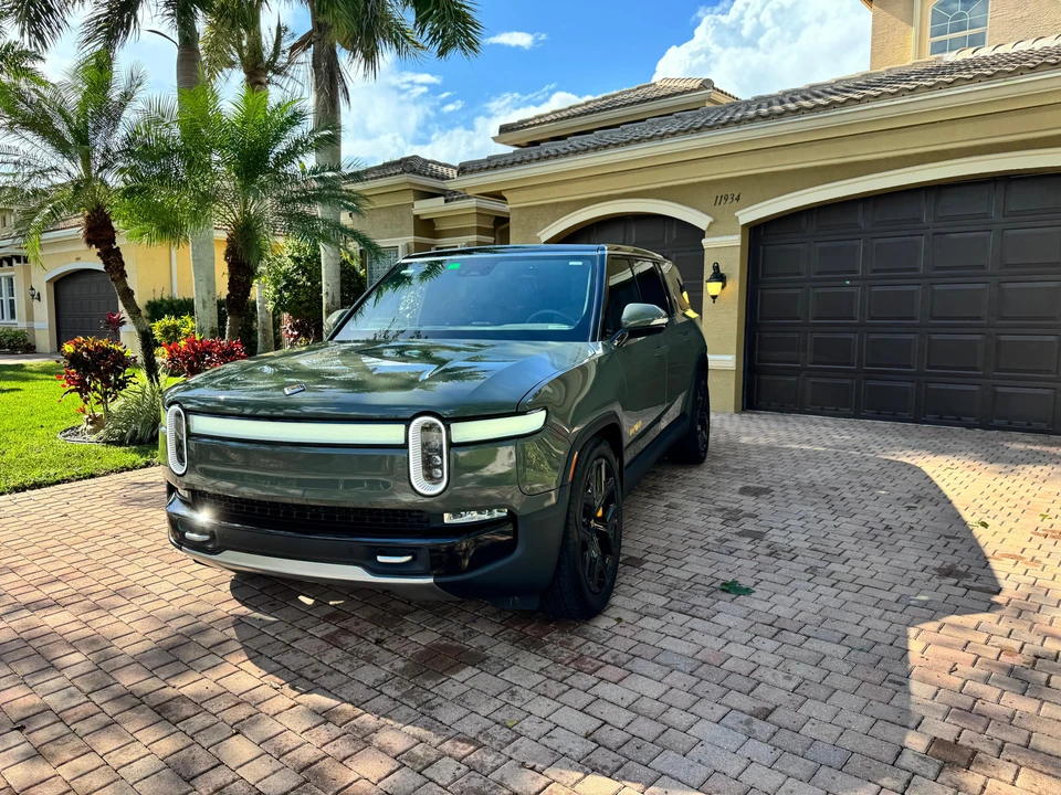 2022 Rivian R1S - Image 7 of 31