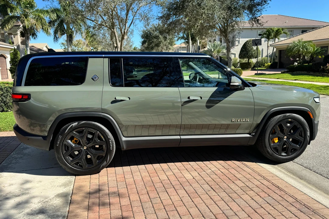 2022 Rivian R1S - Image 3 of 31