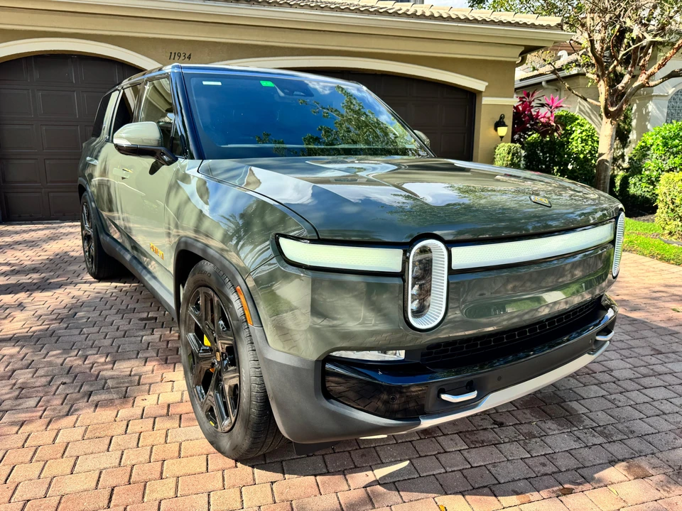 2022 Rivian R1S - Image 28 of 31