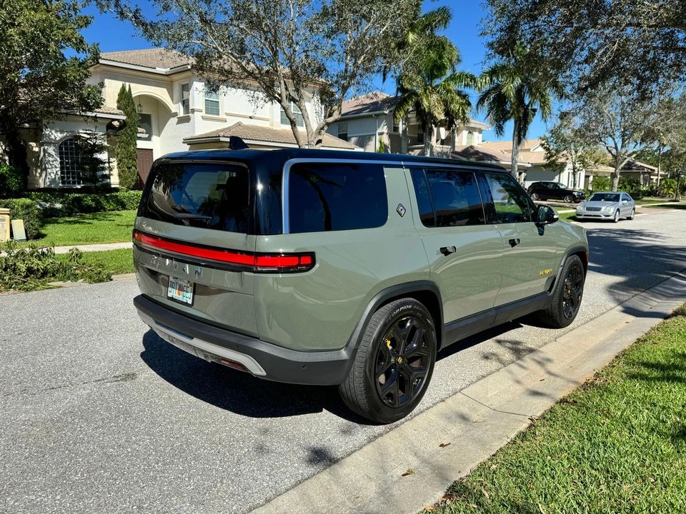 2022 Rivian R1S - Image 23 of 31