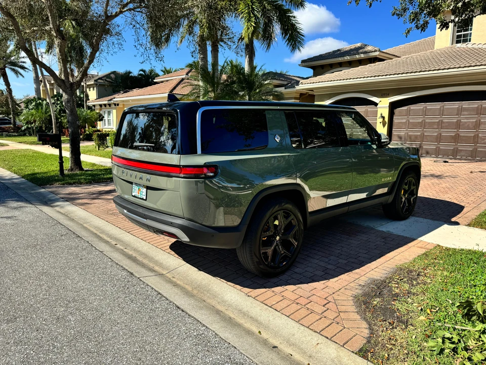 2022 Rivian R1S - Image 21 of 31