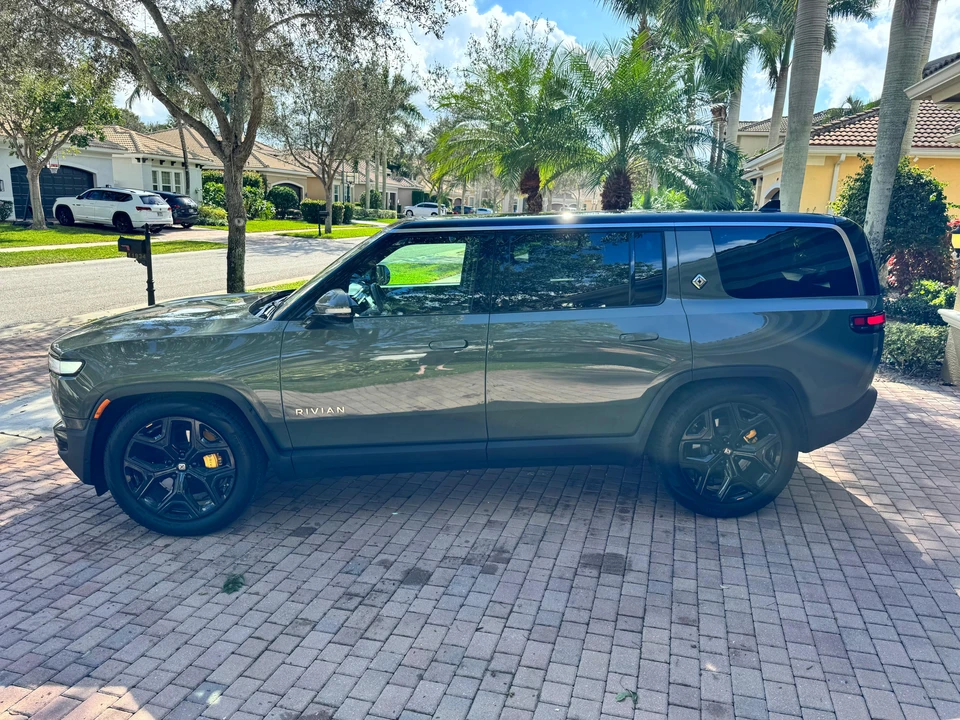 2022 Rivian R1S - Image 9 of 31