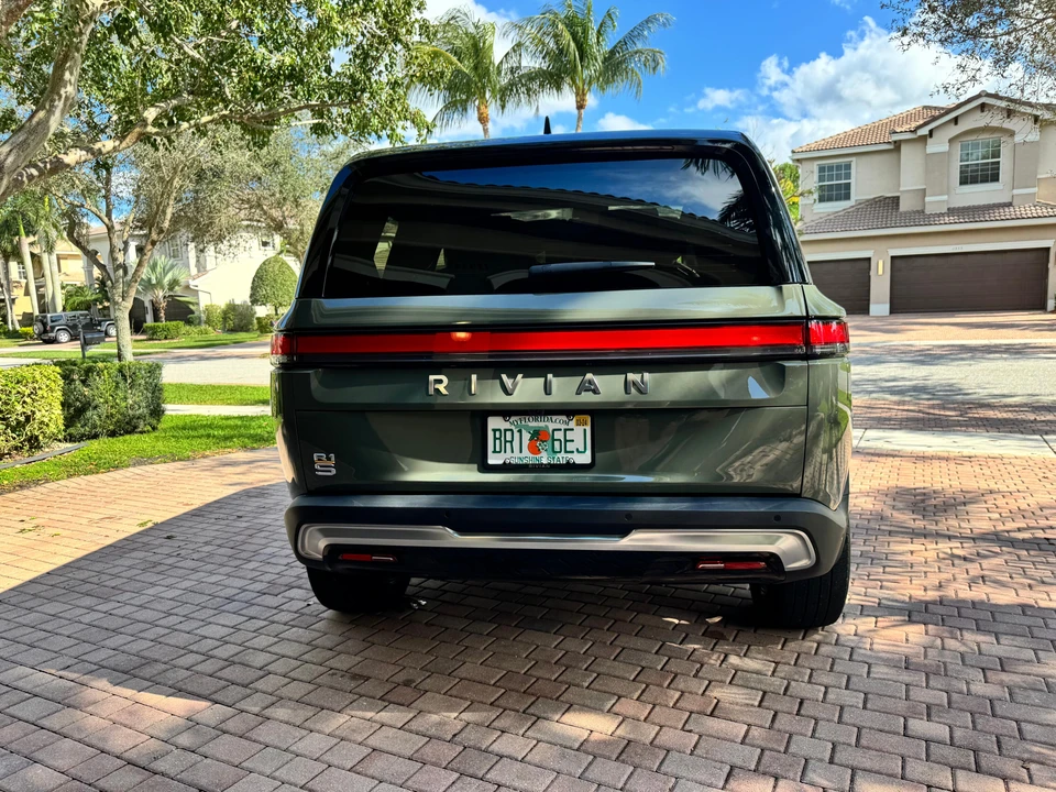 2022 Rivian R1S - Image 16 of 31