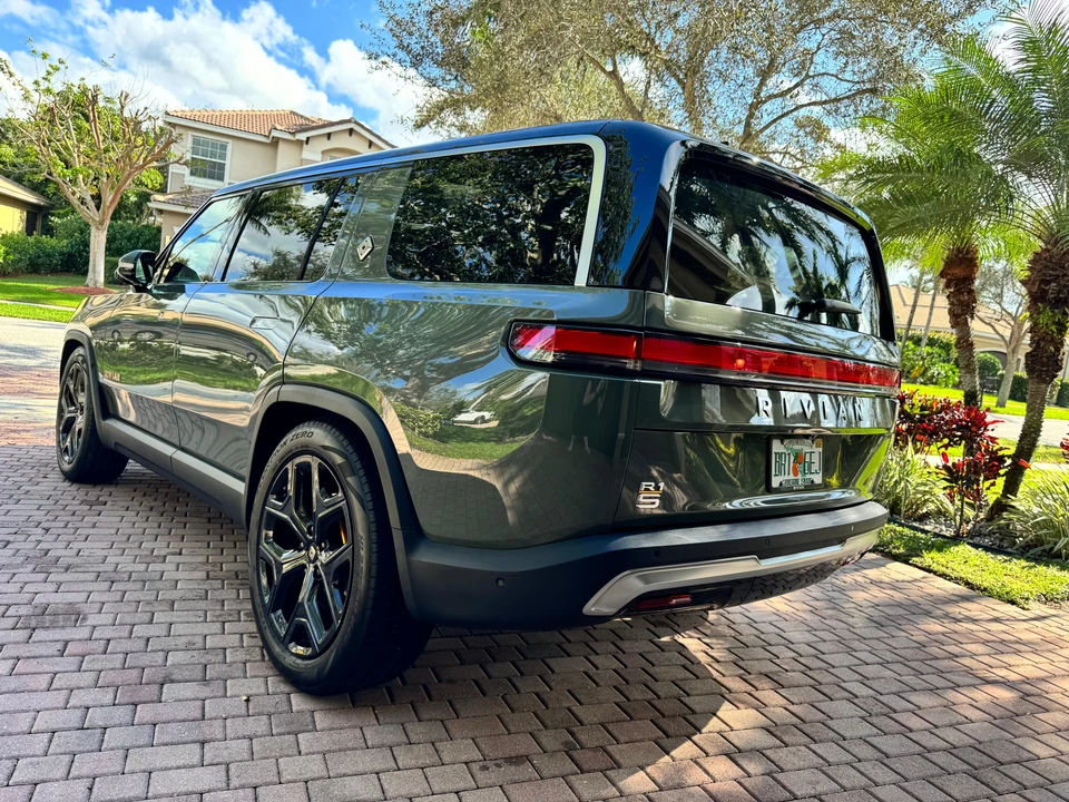 2022 Rivian R1S - Image 13 of 31